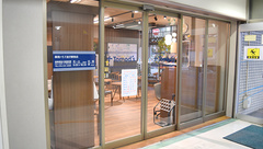 薬局トモズ 金沢駅前店の入口