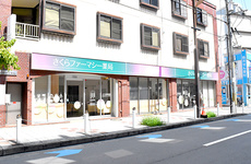 駅から徒歩2分ほどの距離にある薬局です。
