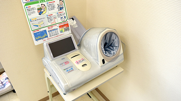 待合スペースに血圧計を備えております。