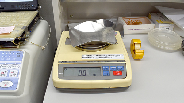 調剤機器を用いて正確に調剤しております。