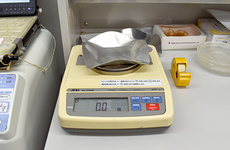 調剤機器を用いて正確に調剤しております。