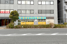 駅から徒歩6分ほどの距離にある薬局です。
