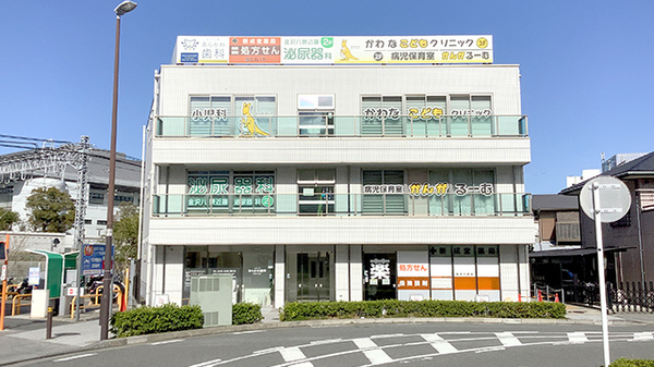 駅から徒歩5分ほど距離にある薬局です