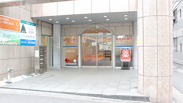 駅から徒歩3分ほどの距離にある薬局です。