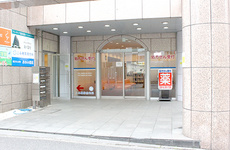 駅から徒歩3分ほどの距離にある薬局です。