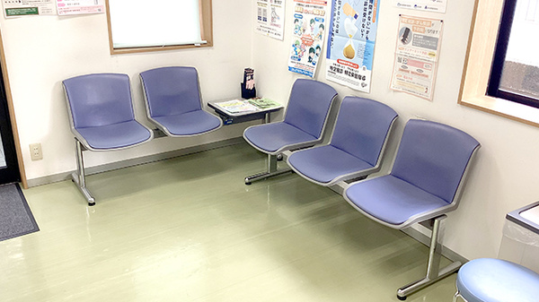 落ち着いた清潔感のある待合スペースがございます