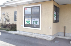 ドライブスルーを併設している薬局です