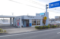 駅から徒歩15分ほどの距離にある薬局です。
