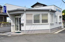 駅から徒歩5分ほどの距離にある薬局です