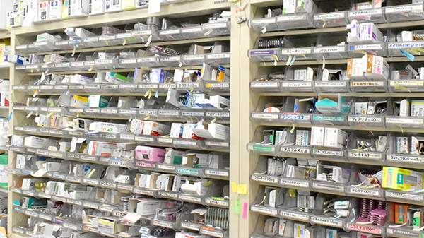OTCをふくめ、1200品目以上の医薬品を取りそろえております。