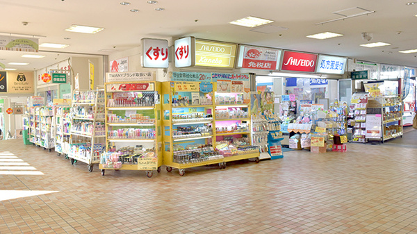 駅から徒歩3分ほどの距離にある薬局です。
