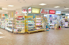 駅から徒歩3分ほどの距離にある薬局です。