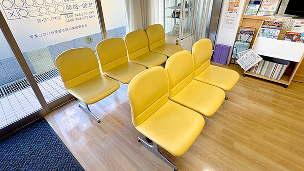 明るく清潔感のある待合スペースがございます。
