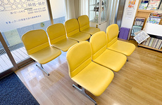 明るく清潔感のある待合スペースがございます。