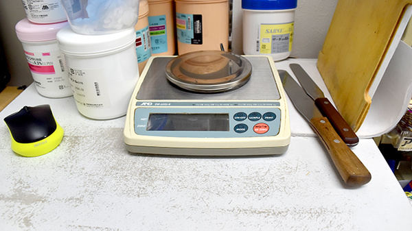 専用の計量器具を用いて調剤を行っております。