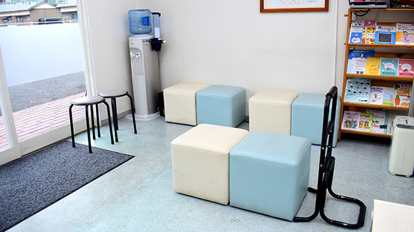 処方薬をリラックスしてお待ちいただける待合スペースがございます