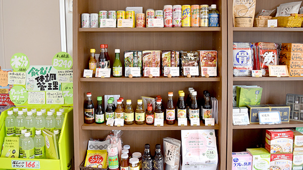 様々な食品も各種取り扱っております。