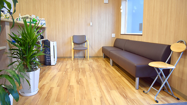 明るい雰囲気の待合スペースがございます