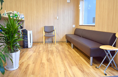 明るい雰囲気の待合スペースがございます