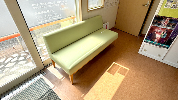 明るく清潔感のある待合スペースがございます