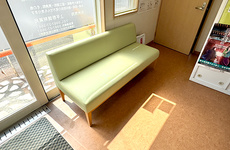 明るく清潔感のある待合スペースがございます