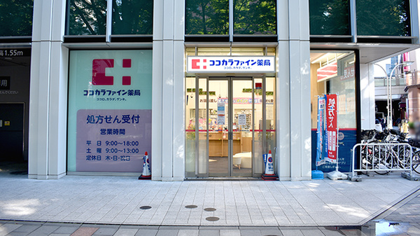 ガラス貼りで見わたしやすく、風通しの良い薬局です
