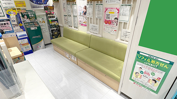 明るく清潔感のある待合スペースがございます。