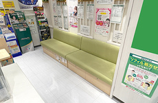 明るく清潔感のある待合スペースがございます。