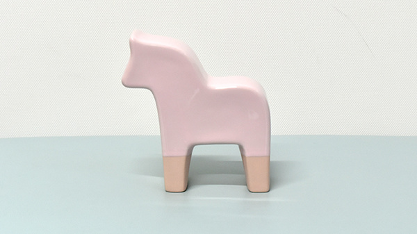 幸せを運ぶピンクの馬を探してみてください。