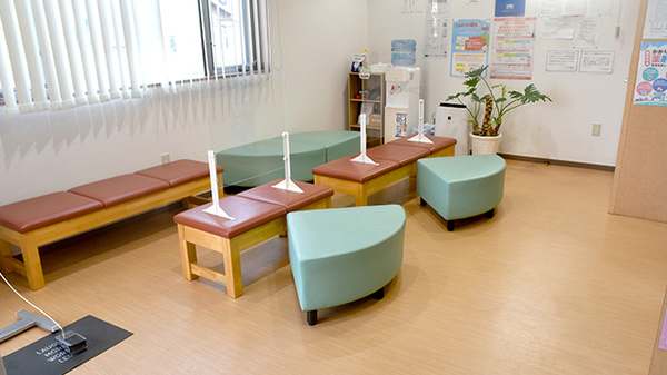 明るく清潔感のある待合スペースがございます