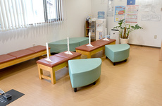 明るく清潔感のある待合スペースがございます