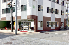 駅から徒歩2分ほどの距離にある薬局です