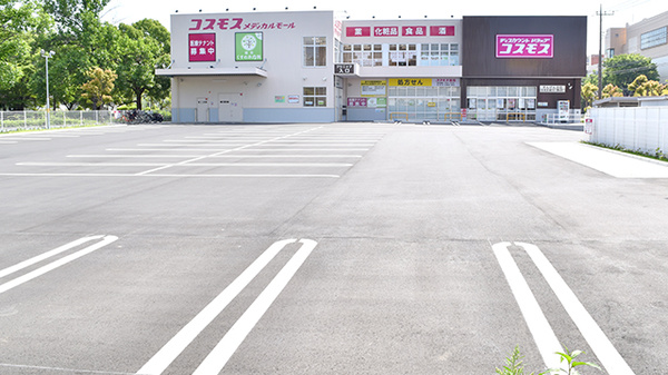 広い駐車場があります