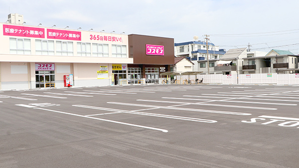広い駐車場があります