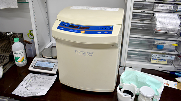 軟膏を複数混ぜるために専用の機器を用意しております