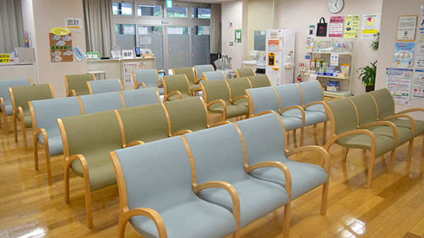 明るく清潔感のある待合スペースがございます
