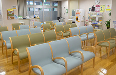 明るく清潔感のある待合スペースがございます