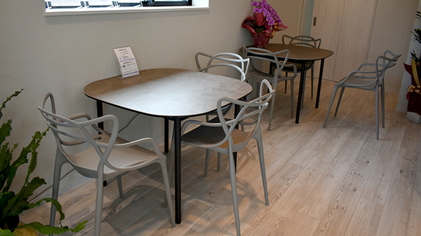 明るい雰囲気の待合スペースがございます