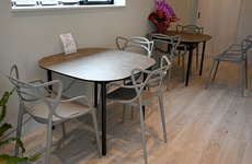 明るい雰囲気の待合スペースがございます