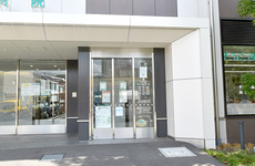 駅から徒歩1分ほどの距離にある薬局です。
