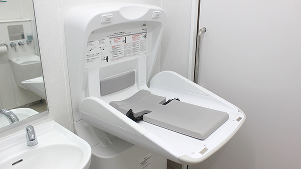 トイレにはベビーベッドやベビーチェアーがあります。