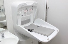 トイレにはベビーベッドやベビーチェアーがあります。