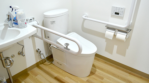 手すり付きのお手洗いがございます