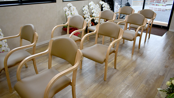 落ち着いた清潔感のある待合スペースがございます