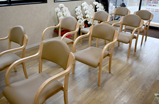 落ち着いた清潔感のある待合スペースがございます