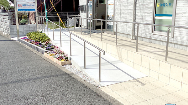 入口前がスロープ状になっております