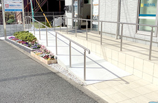 入口前がスロープ状になっております
