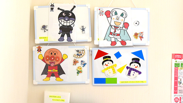 お子様が遊べるように絵本やおもちゃを用意しております。