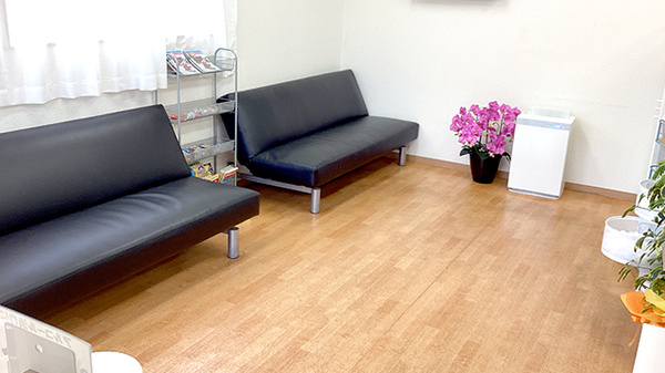 明るく清潔感のある待合スペースがございます