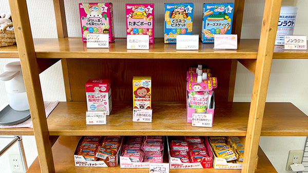 お子さま向けおやつ・ケア用品コーナー